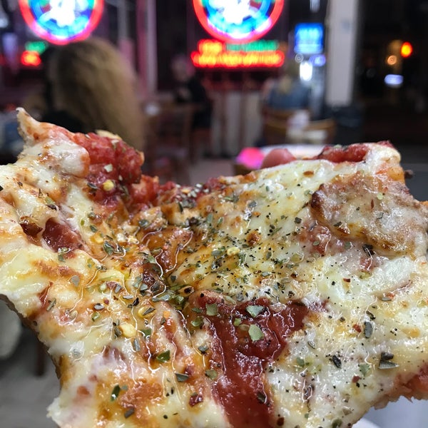 10/13/2017 tarihinde Patrik V.ziyaretçi tarafından Famous Ben&#39;s Pizza of SoHo'de çekilen fotoğraf