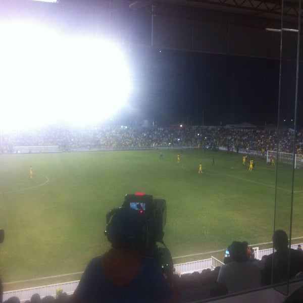 รูปภาพถ่ายที่ Estadio Altamira โดย Leonel B. เมื่อ 1/23/2013