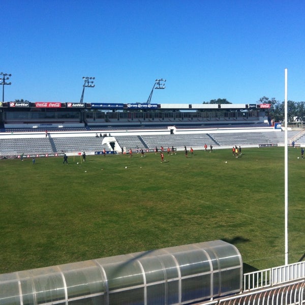 รูปภาพถ่ายที่ Estadio Altamira โดย Leonel B. เมื่อ 1/18/2013
