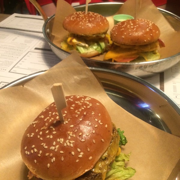 รูปภาพถ่ายที่ Ketch Up Burgers โดย Marina V. เมื่อ 10/25/2015