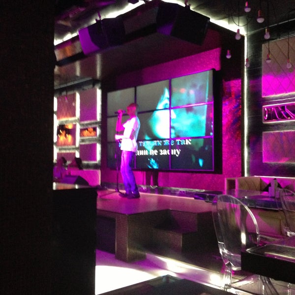 6/14/2013 tarihinde Виктория К.ziyaretçi tarafından Bright Club &amp; Karaoke rooms'de çekilen fotoğraf