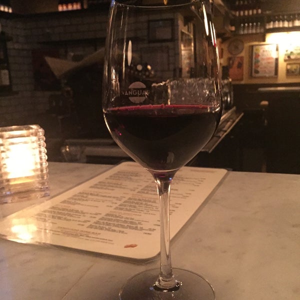 Das Foto wurde bei Vanguard Wine Bar von Michael R. am 10/2/2015 aufgenommen