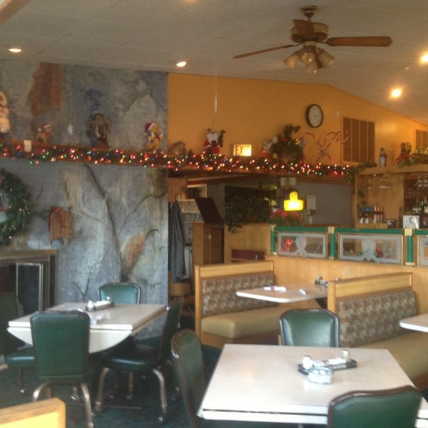 รูปภาพถ่ายที่ New Horizon Restaurant โดย Katrina V. เมื่อ 1/6/2013