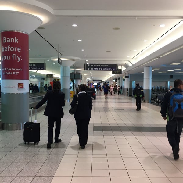 Foto tirada no(a) Aeroporto Internacional Pearson de Toronto (YYZ) por AIDA King . em 6/23/2017