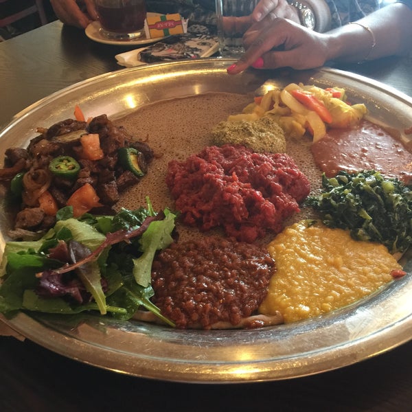 Foto tirada no(a) Walia Ethiopian Cuisine por Rosa H. em 2/27/2016