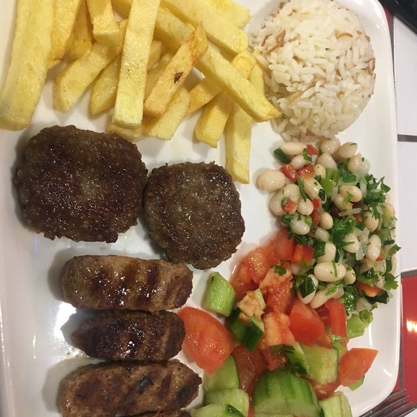 Photo taken at Tad Pizza &amp; Burger by Ahmet T. on 3/12/2019