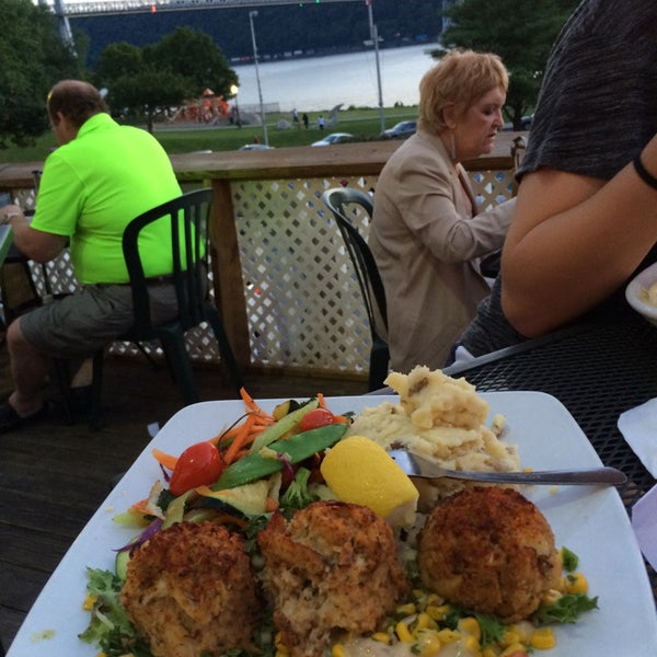 Foto scattata a The River Station Restaurant &amp; Catering da Bill L. il 7/27/2014
