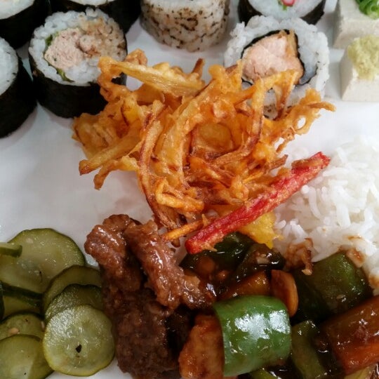 Agora com almoço por quilo. Tem sushi variado, tempurá, comida chinesa, lasanha,  maionese... o sashimi tem que pedir do cardápio.  Uma boa opção para almoço.