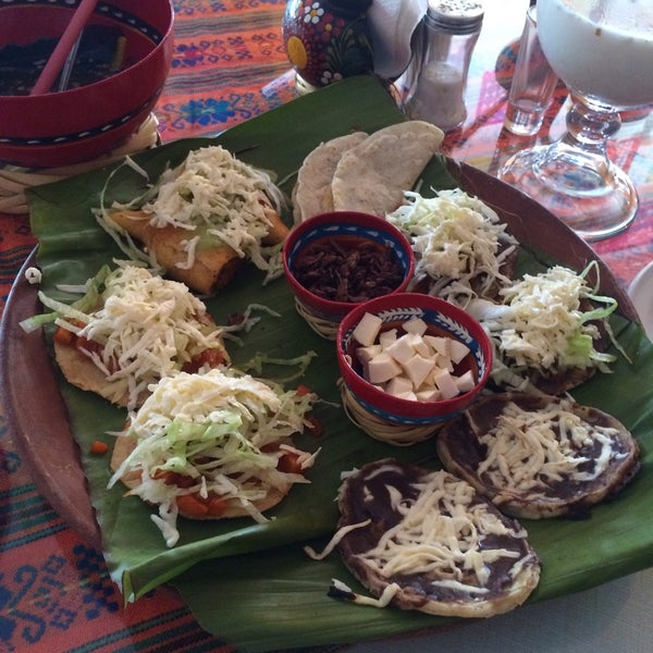 Las tlayudas tan ricas como en Oaxaca y el plato que trae un poco de todo es de lo mejor.