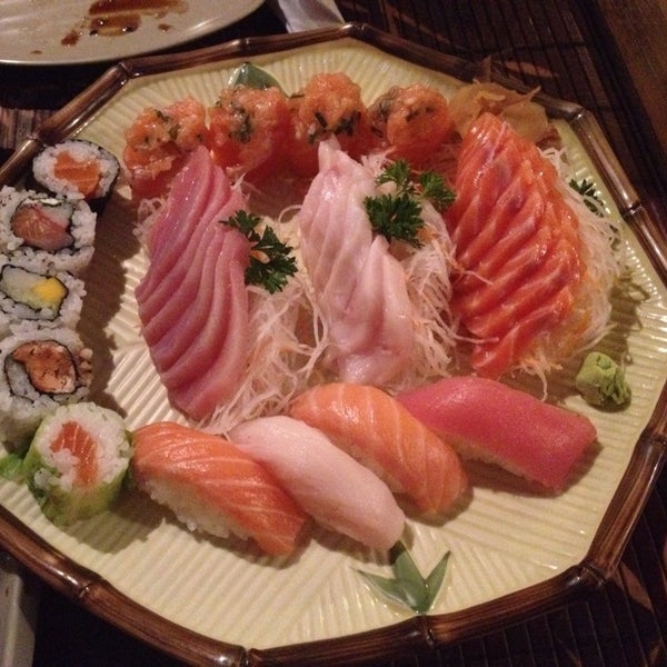 Снимок сделан в Sushi Mart пользователем Elisangela S. 3/14/2014