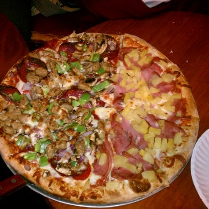 11/20/2012にAjがIrving Street Pizzaで撮った写真