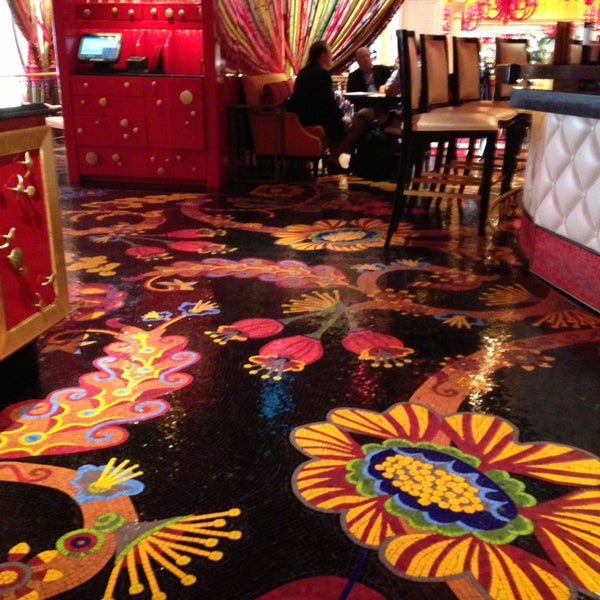 4/10/2013 tarihinde Yumi W.ziyaretçi tarafından Encore Lobby Bar &amp; Cafe'de çekilen fotoğraf
