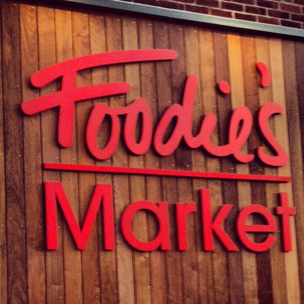 Foto tomada en Foodie&#39;s Urban Market  por Cameron R. el 1/7/2013