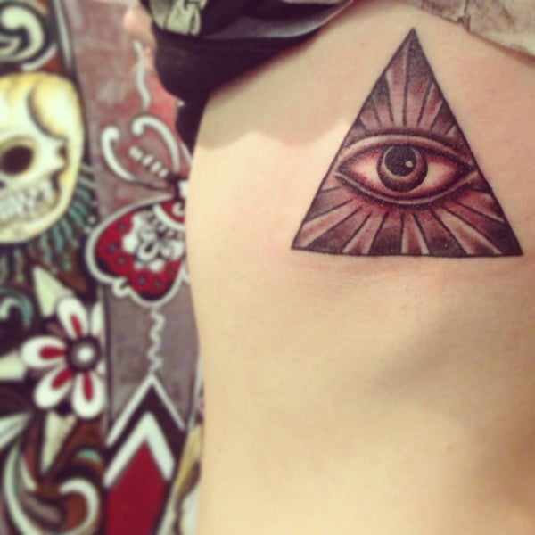 รูปภาพถ่ายที่ Body Electric Tattoo โดย Kate 💎 K. เมื่อ 1/10/2013
