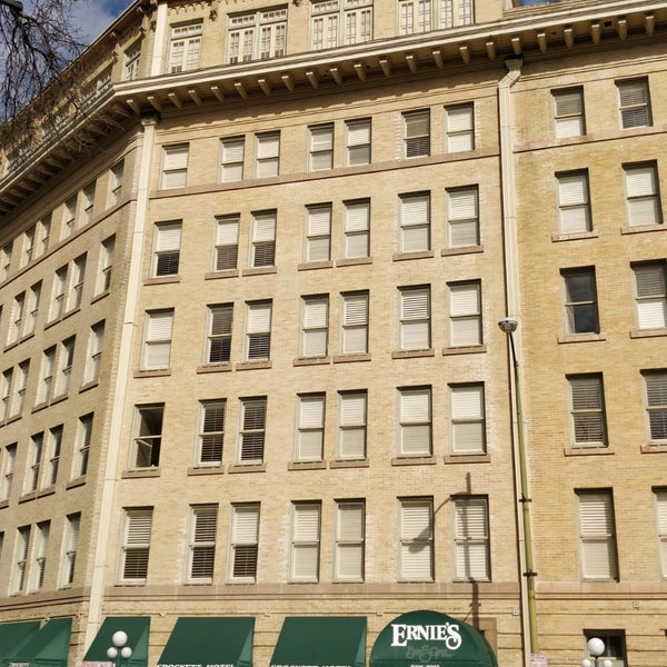รูปภาพถ่ายที่ The Historic Crockett Hotel โดย osornios เมื่อ 3/18/2019