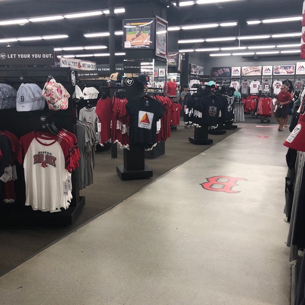 Das Foto wurde bei Red Sox Team Store von Kelsi am 9/6/2018 aufgenommen