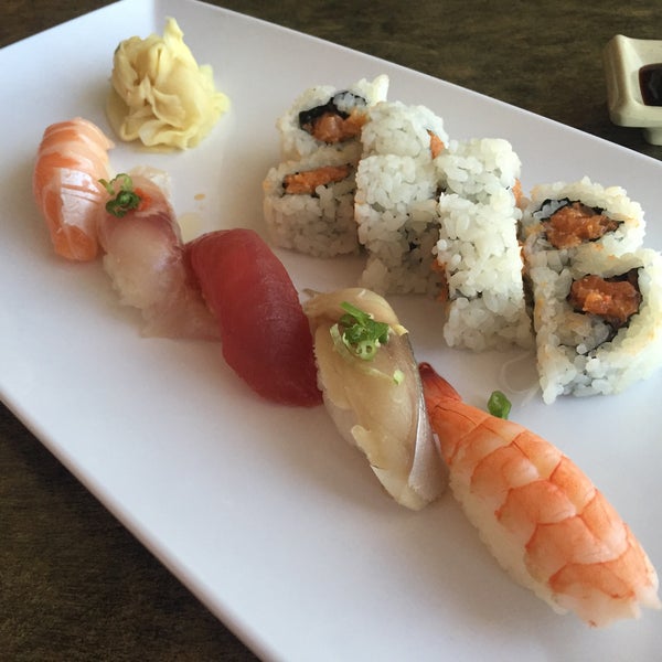 10/13/2015 tarihinde Greg A.ziyaretçi tarafından Umi Sushi Bar &amp; Grill'de çekilen fotoğraf