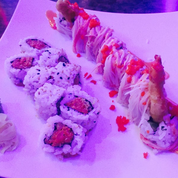 12/17/2015 tarihinde Greg A.ziyaretçi tarafından Umi Sushi Bar &amp; Grill'de çekilen fotoğraf