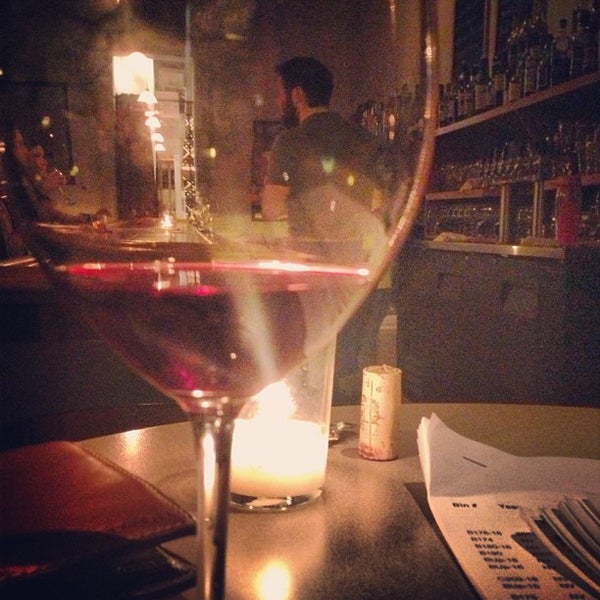 Foto tomada en 33 Wine Shop &amp; Bar  por Bobby M. el 1/26/2013
