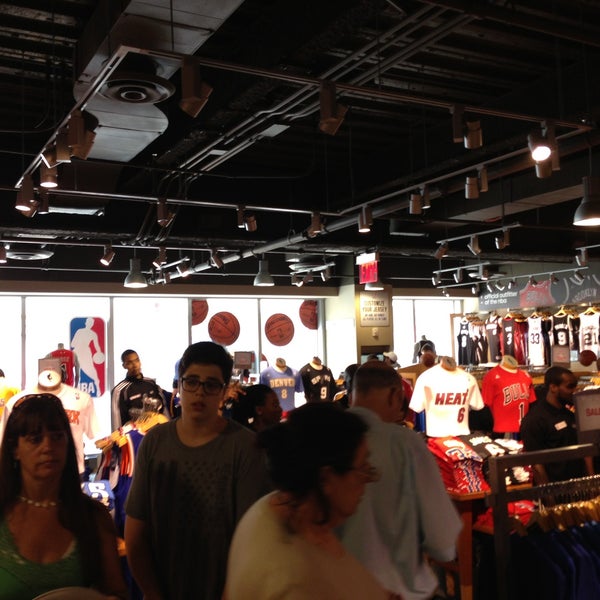 7/6/2013 tarihinde Sahil J.ziyaretçi tarafından NBA Store'de çekilen fotoğraf