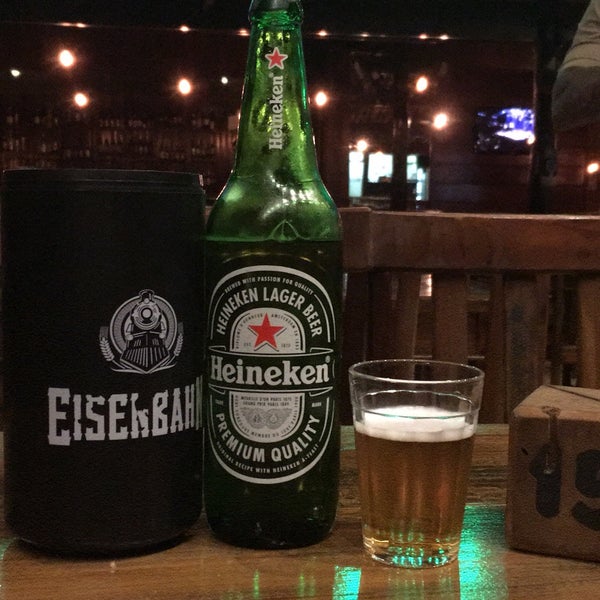 Featured image of post Fotos De Cerveja Na Mesa Heineken As garrafas de vidro continuam sendo a maneira mais popular de beber heineken