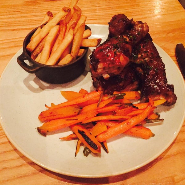 Photo taken at Yardbird Southern Table &amp; Bar by Al L. on 9/6/2015