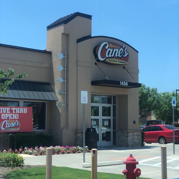 Photo taken at Raising Cane&#39;s Chicken Fingers by Monse on 6/9/2020