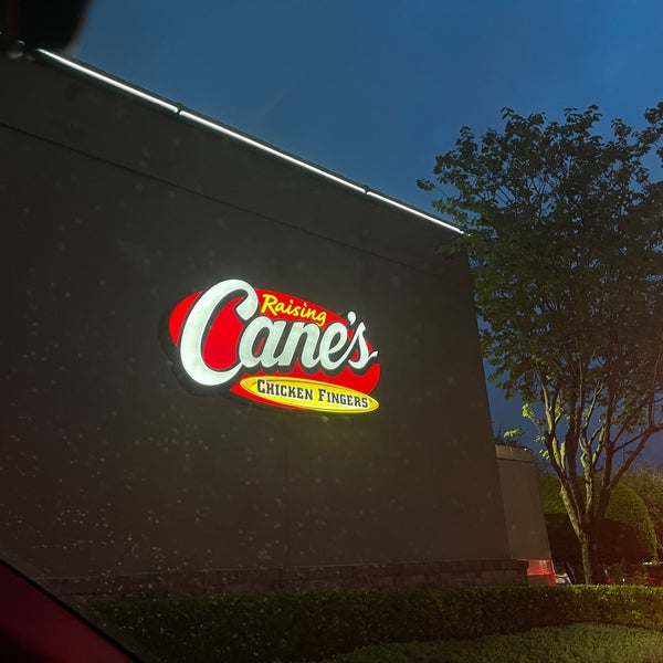 Photo taken at Raising Cane&#39;s Chicken Fingers by Monse on 4/16/2021