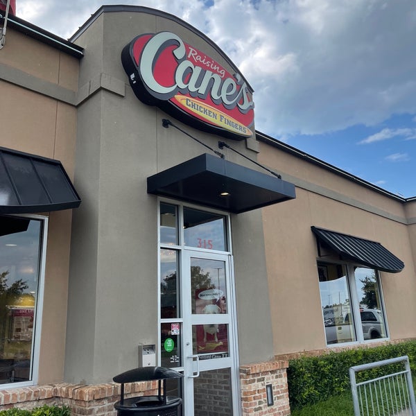 Photo taken at Raising Cane&#39;s Chicken Fingers by Monse on 9/19/2021