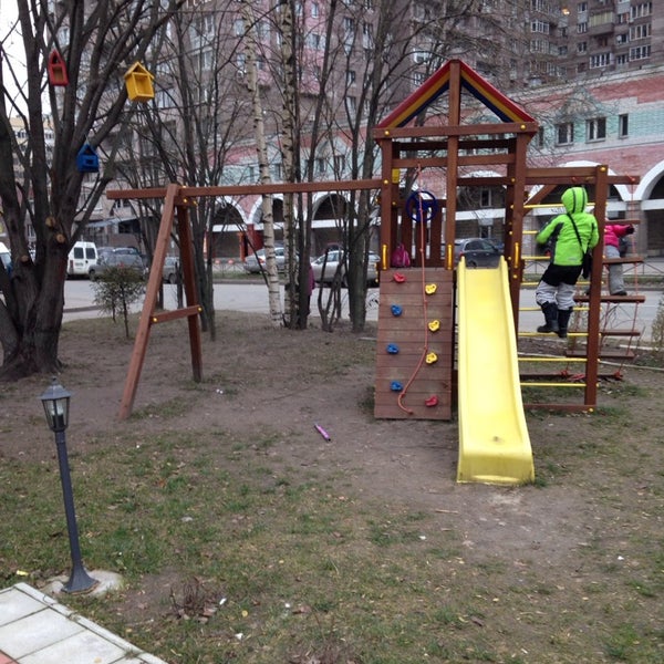 Симпатичная детская площадка перед входом