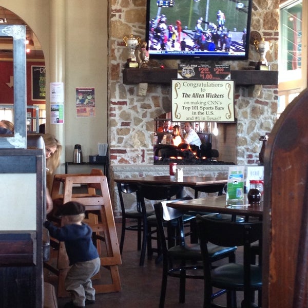 10/20/2013 tarihinde Lindsey S.ziyaretçi tarafından The Allen Wickers Sports Pub &amp; Grill'de çekilen fotoğraf