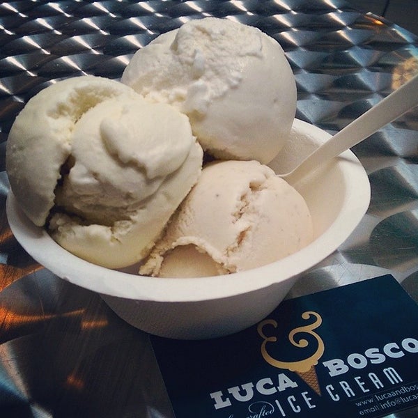 Foto scattata a Luca &amp; Bosco Ice Cream da Theresa W. il 6/25/2014