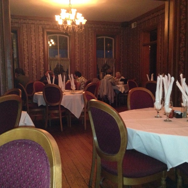 รูปภาพถ่ายที่ Gallagher&#39;s Restaurant in Waterloo โดย Amos B. เมื่อ 12/1/2013