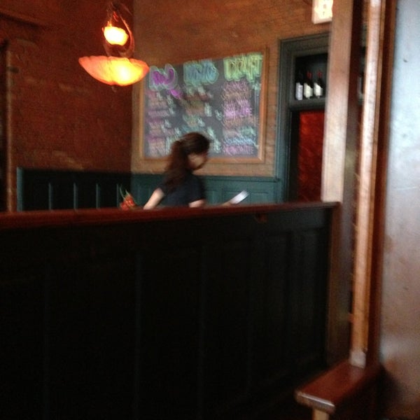 Das Foto wurde bei Gallagher&#39;s Restaurant in Waterloo von Amos B. am 5/31/2013 aufgenommen