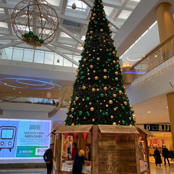 Foto tirada no(a) Westfield Shopping City Süd por Godwin S. em 12/31/2019