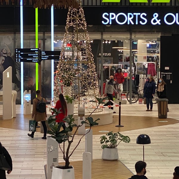 Foto tirada no(a) Westfield Shopping City Süd por Godwin S. em 12/18/2020