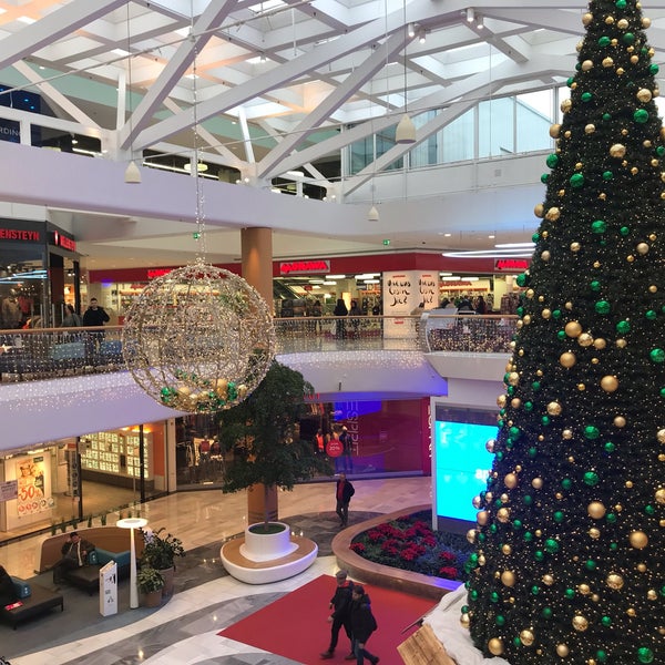รูปภาพถ่ายที่ Westfield Shopping City Süd โดย Godwin S. เมื่อ 12/20/2018