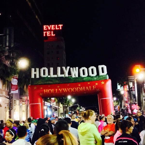 รูปภาพถ่ายที่ Hollywood Half Marathon &amp; 5k / 10k โดย Paul S. เมื่อ 4/5/2014