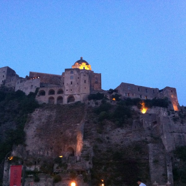 รูปภาพถ่ายที่ Ischia Film Festival โดย Dilys W. เมื่อ 7/2/2014