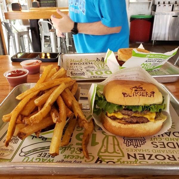 Foto diambil di BurgerFi oleh Michelle C. pada 6/11/2023