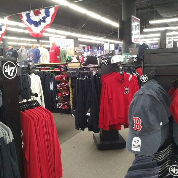 Das Foto wurde bei Red Sox Team Store von Jason C. am 5/24/2018 aufgenommen