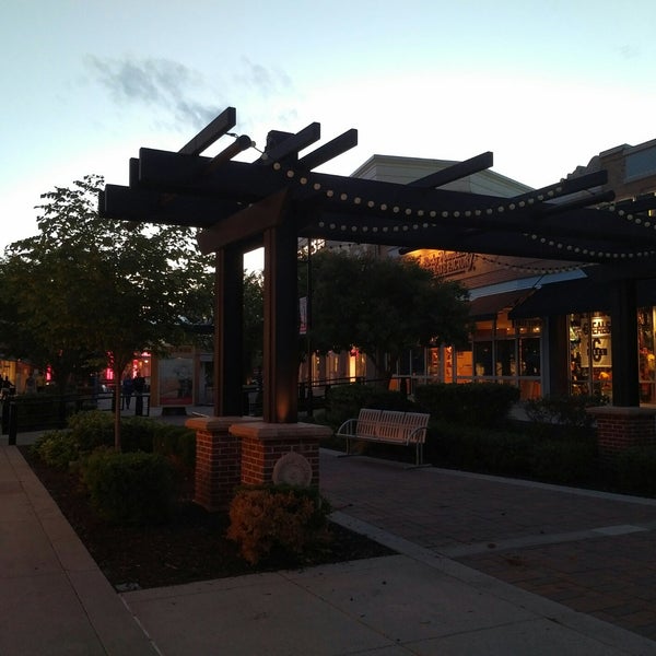 รูปภาพถ่ายที่ Legends Outlets Kansas City โดย Jason C. เมื่อ 6/26/2018