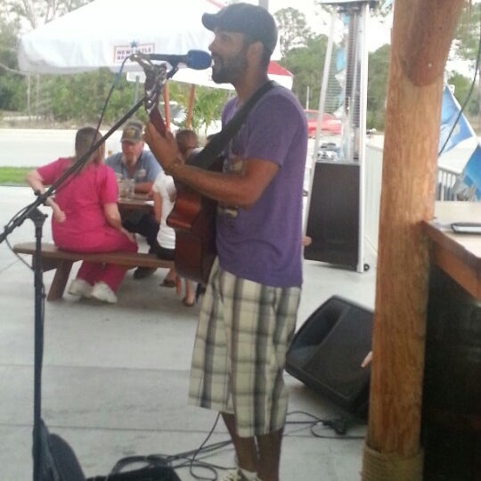 Photo prise au Woody&#39;s Surfside Island Rum &amp; Grille par Kimberly B. le2/12/2013
