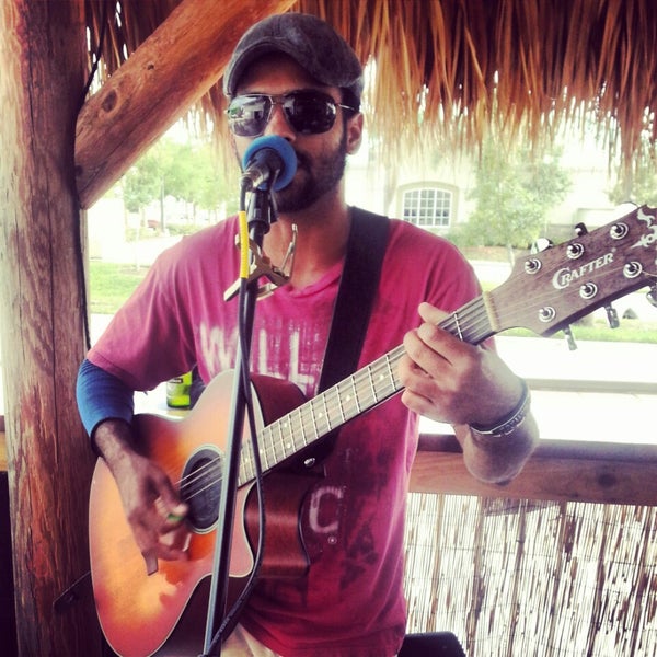 Photo prise au Woody&#39;s Surfside Island Rum &amp; Grille par Kimberly B. le4/9/2013