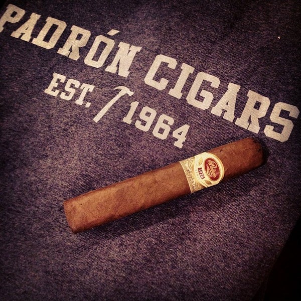 Foto tirada no(a) Cordova Cigars por Robbie M. em 4/11/2014
