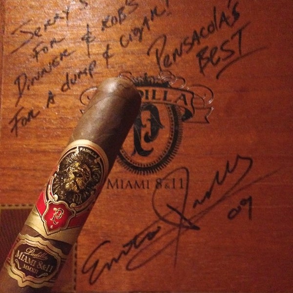 Foto tirada no(a) Cordova Cigars por Robbie M. em 4/1/2014