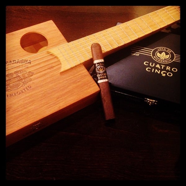 Foto tirada no(a) Cordova Cigars por Robbie M. em 3/11/2014
