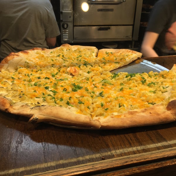 4/24/2016에 Geoff F.님이 Dimo&#39;s Pizza에서 찍은 사진