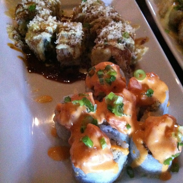 Снимок сделан в Seadog Sushi Bar пользователем Geoff F. 7/11/2013
