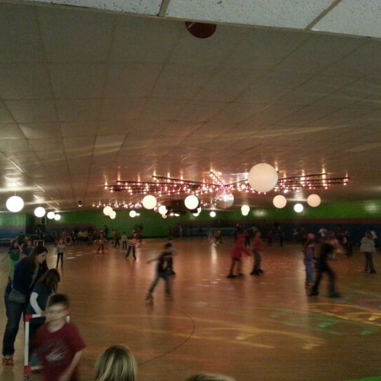 Photo prise au Skateville Family Rollerskating Center par John Ashton E. le12/19/2012